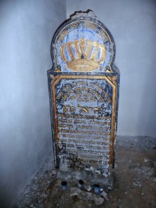 detail rabínskeho náhrobku v budove Ohel David 